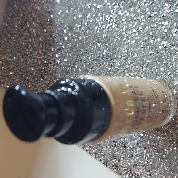 3 bundle products, 2 foundations and sponges - Picture 8 of 12